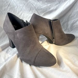 Aerosoles Women gray suede size 8.5 booties